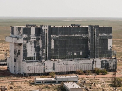 Заброшенный ангар возле космодрома Байконур