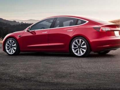 Tesla наближається до України. Компанія відкрила сервісний центр в Польщі