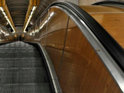 Почему поручни в метро движутся быстрее чем ступеньки