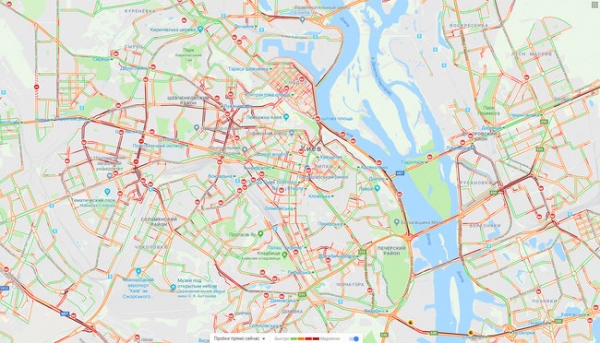 У Києві через снігопад сталося майже 300 ДТП.
