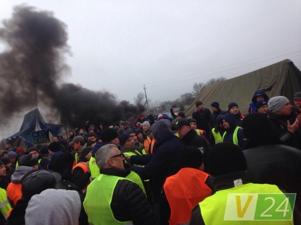 У пункті пропуску "Ягодин" сталася масова бійка між далекобійниками та євробляхерами