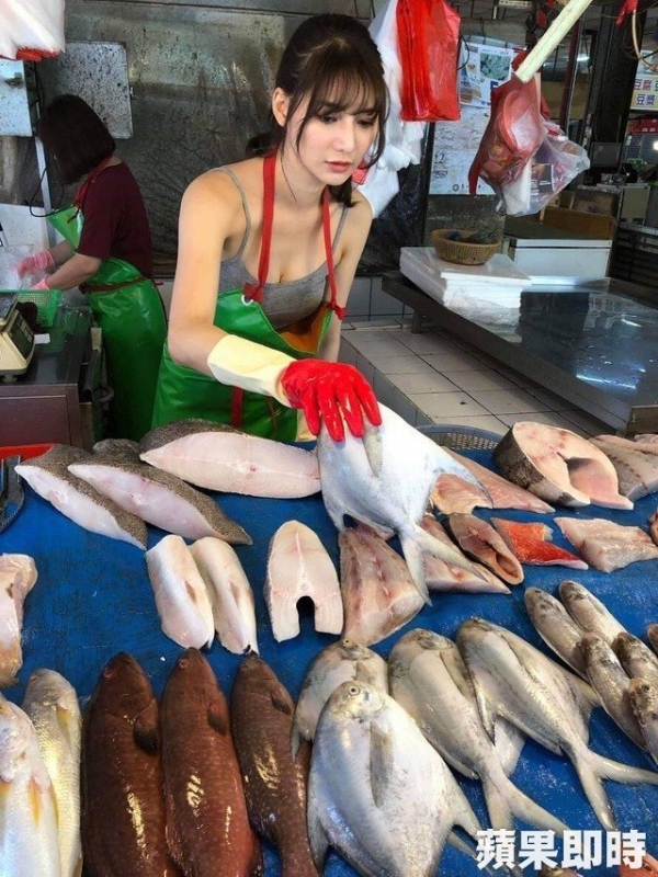 Самая сексуальная продавщица рыбы в Тайване
