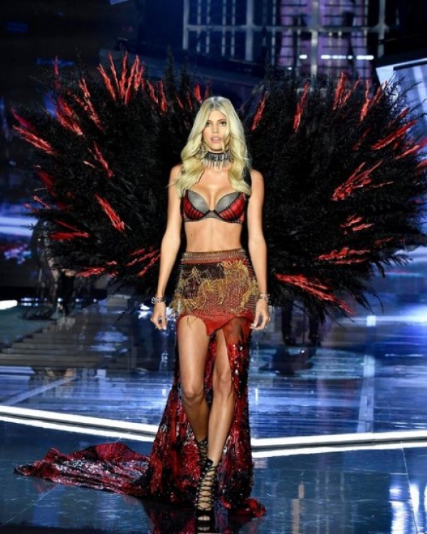Ангелы  Victoria's Secret как всегда бесподобны