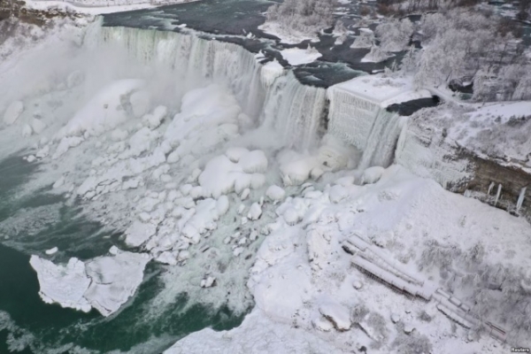 Нереальные фото замерзшего Ниагарского водопада