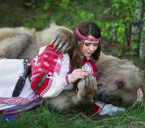 Необычна семья с медведем