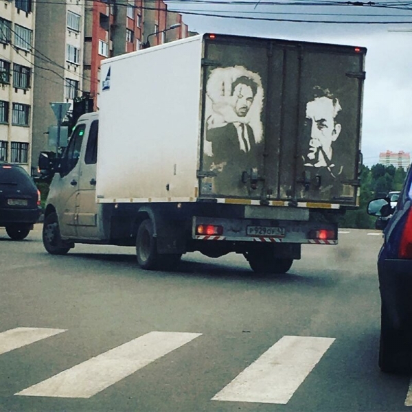 Забавное художество на грязных автомобилях