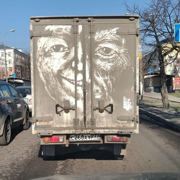 Забавное художество на грязных автомобилях