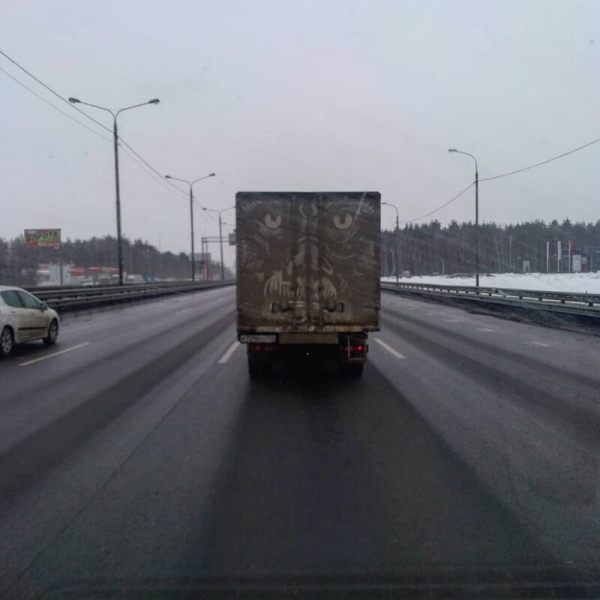 Забавное художество на грязных автомобилях