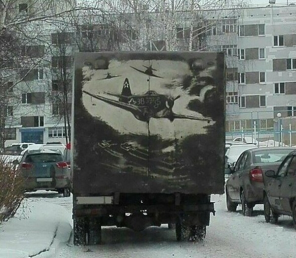 Забавное художество на грязных автомобилях