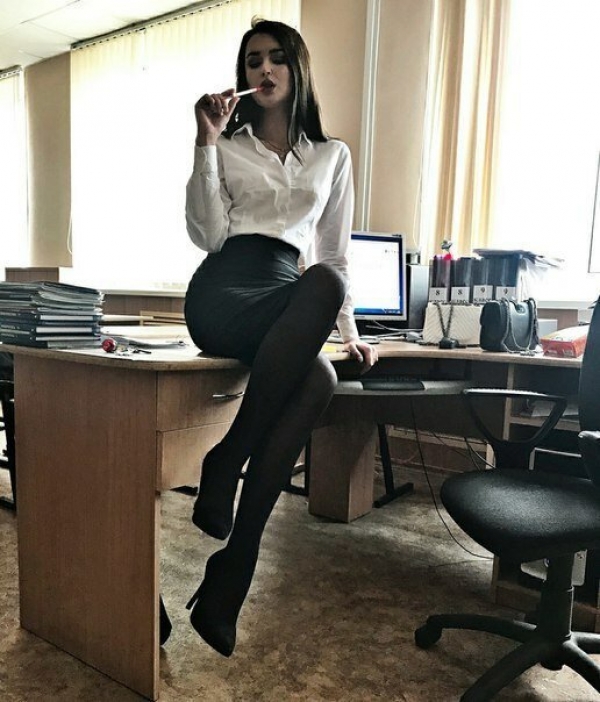 Учительницы  к которым на собрания ходят только папы