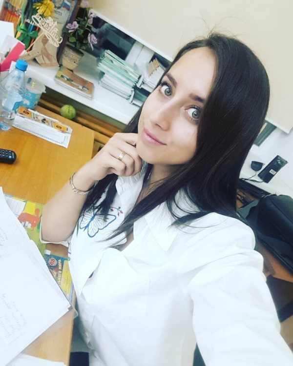 Учительницы  к которым на собрания ходят только папы