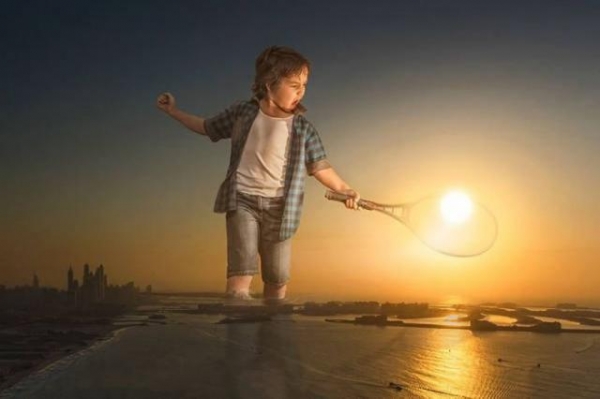Отец с помощью фотошопа создает суперские снимки с сыном