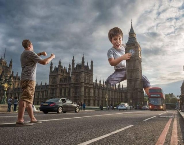 Отец с помощью фотошопа создает суперские снимки с сыном