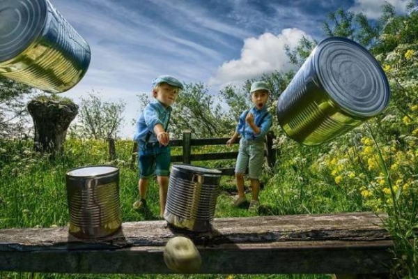 Отец с помощью фотошопа создает суперские снимки с сыном
