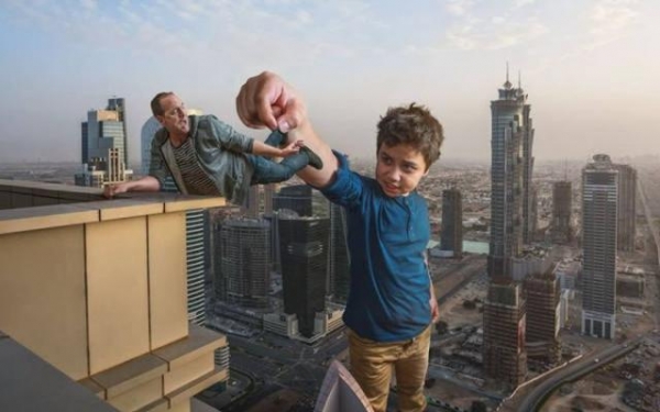Отец с помощью фотошопа создает суперские снимки с сыном