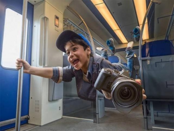 Отец с помощью фотошопа создает суперские снимки с сыном