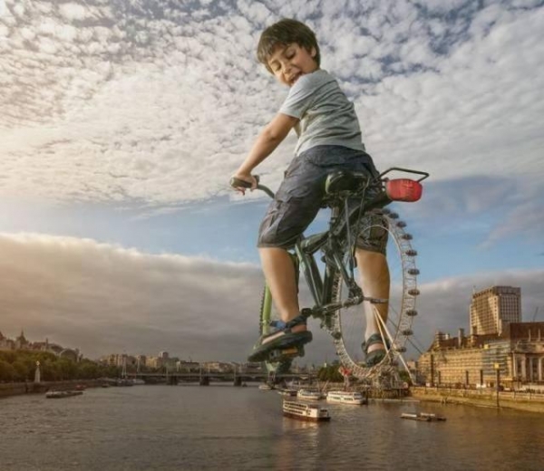 Отец с помощью фотошопа создает суперские снимки с сыном