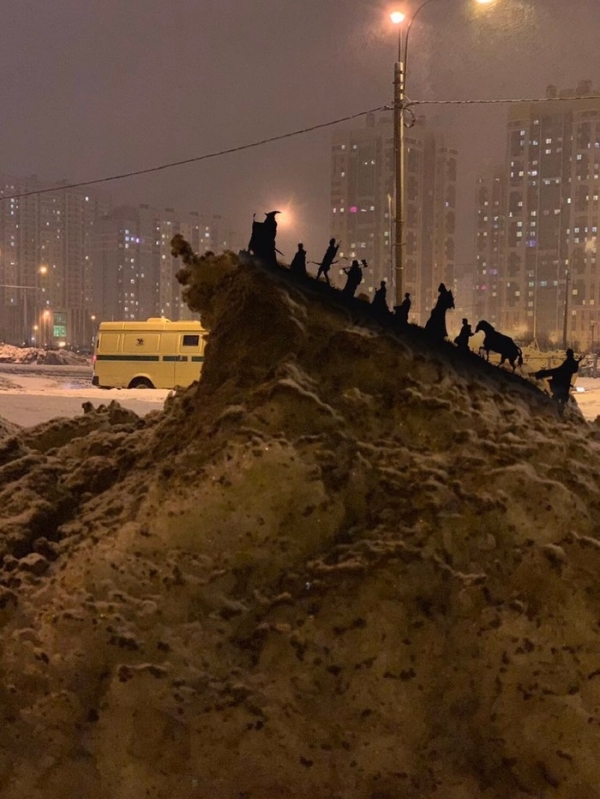 Питерский сугроб стал звездой соцсетей