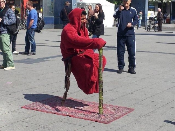 Как на самом деле левитируют уличные йоги