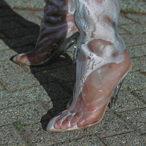 Кусок клеенки на каблуках Manolo Blahnik Sandals