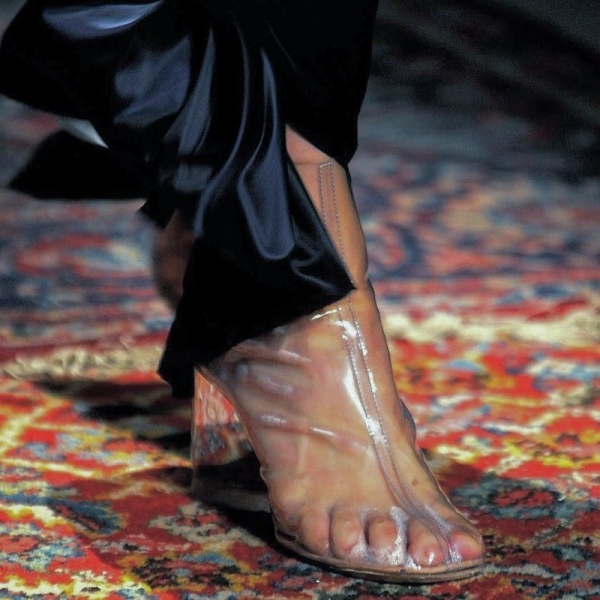 Кусок клеенки на каблуках Manolo Blahnik Sandals