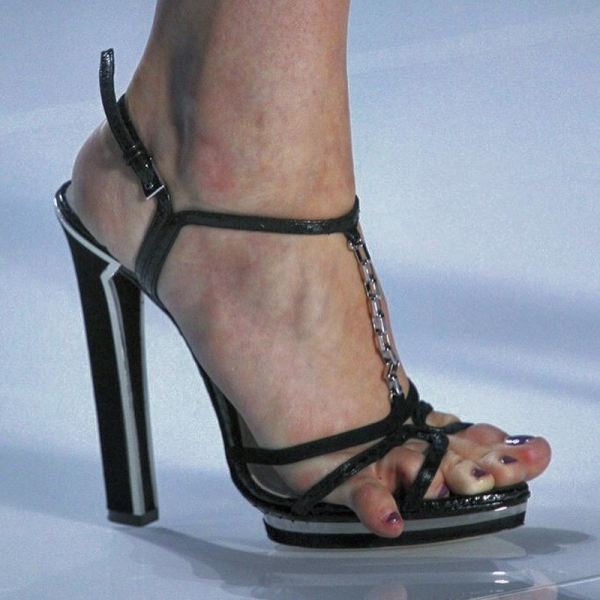 Кусок клеенки на каблуках Manolo Blahnik Sandals