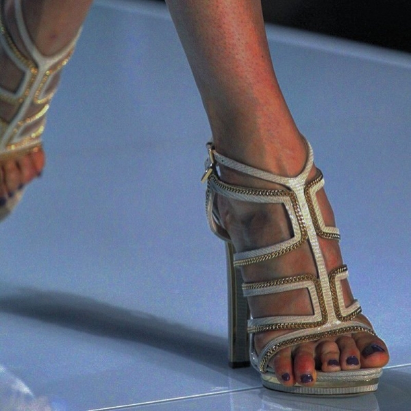 Кусок клеенки на каблуках Manolo Blahnik Sandals