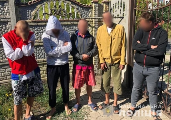 Приходили лікуватися від залежності, а потрапляли в рабство