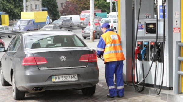 Бензин дешевшає: яких цін на пальне чекати водіям в липні