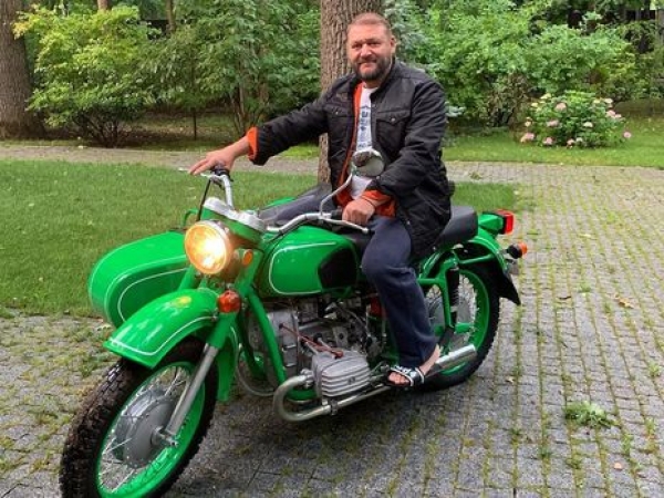 Мережа сміється над Добкіним, якого на мотоциклі не пустили в Росію