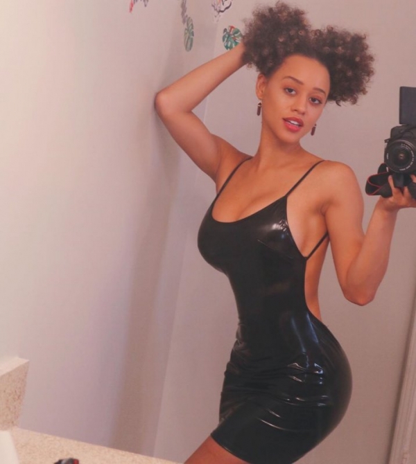 Силиконовые сиськи от Майя Сторми в Instagram