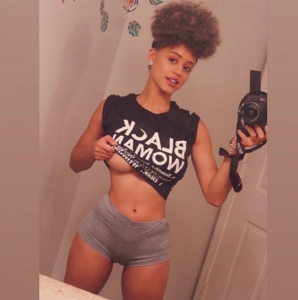 Силиконовые сиськи от Майя Сторми в Instagram