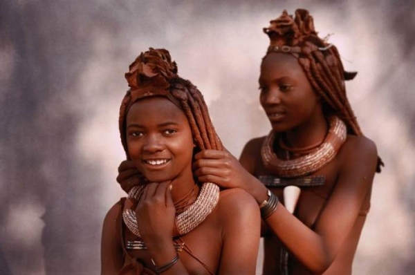 Девушки из племени Химба удивляют своими прическами