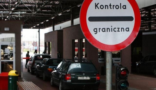 Українець спробував провезти в Польщу 25 фальшивих паспортів ЄС для заробітчан