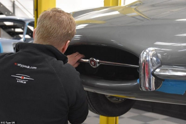 В лесных зарослях нашли Jaguar 1964 года