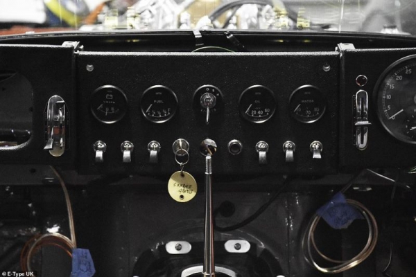 В лесных зарослях нашли Jaguar 1964 года