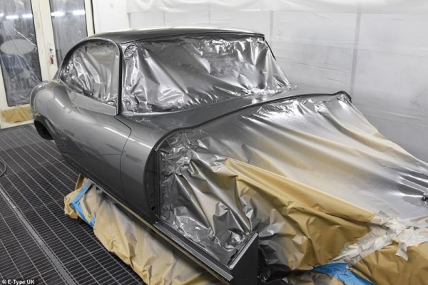 В лесных зарослях нашли Jaguar 1964 года