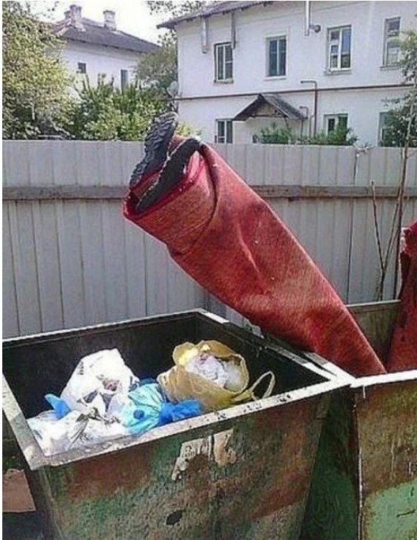 Странные вещи, выброшенные на помойку