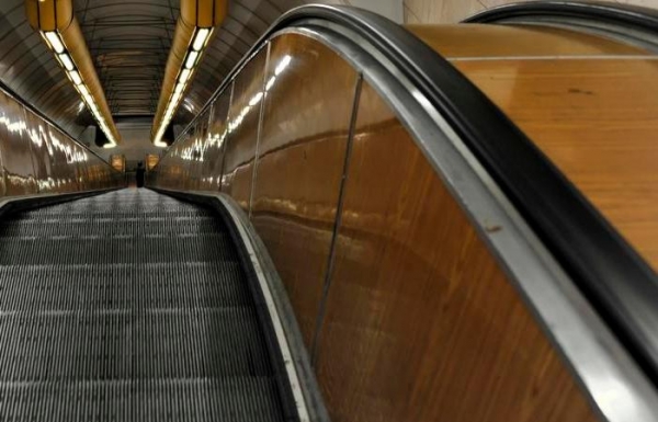 Почему поручни в метро движутся быстрее чем ступеньки