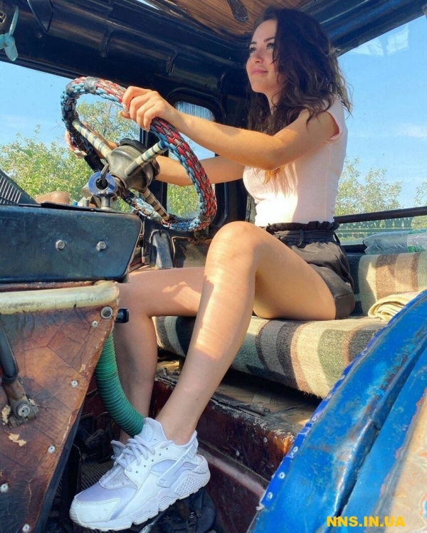Цыпочки-селянки.Нынешняя деревня, это вам не советский колхоз